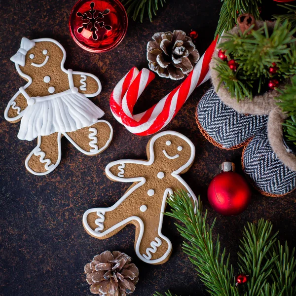 Urlaubskarte. Blick von oben auf Weihnachtsgebäck Lebkuchen Mann — Stockfoto