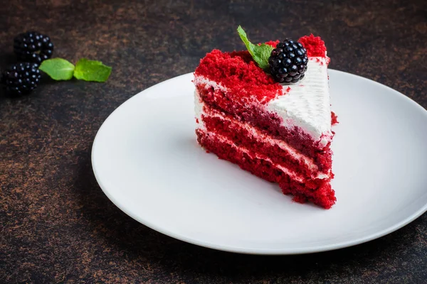 Червоний оксамитовий торт на білій тарілці — стокове фото