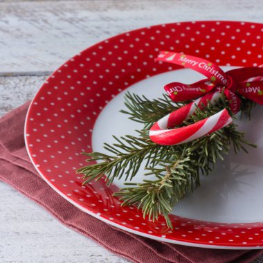 Çatal bıçak takımı, köknar ağacı ve şeker kamışı