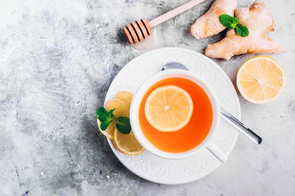 Taza blanca de té de jengibre — Foto de Stock