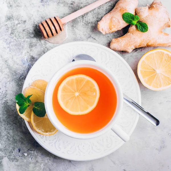 Taza blanca de té de jengibre — Foto de Stock