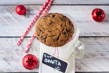 bir bardak süt ile çikolatalı kurabiye 