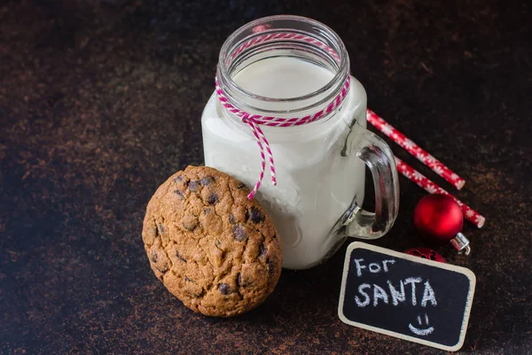 Čokoládová placička cookie s sklenici mléka — Stock fotografie