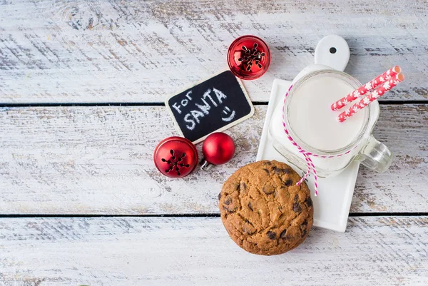 Čokoládová placička cookie s sklenici mléka — Stock fotografie