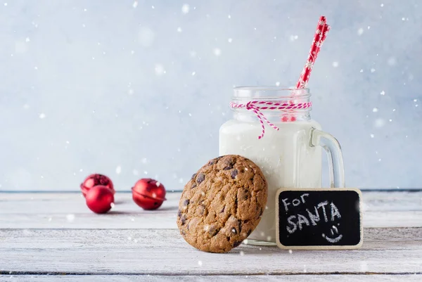 Biscoito de chocolate com um copo de leite — Fotografia de Stock