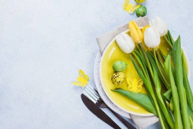 Paskalya sofra bahar laleler, bıldırcın yumurtası ve taş zemin üzerine