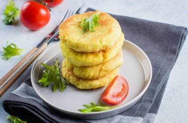 Açık renkli yapraklarda ile patates püresi peynir krep yığını servis