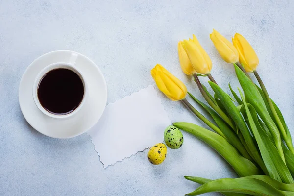 Tulipani Gialli Uova Quaglia Una Tazza Caffè Sfondo Pietra Blu — Foto Stock