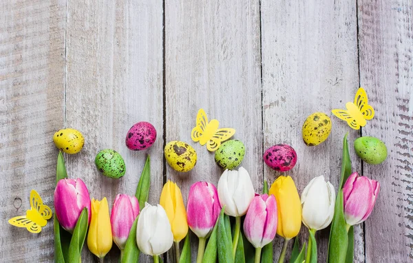 Velikonoční Složení Tulipány Barevné Křepelky Vejce Omšelé Dřevěné Pozadí — Stock fotografie