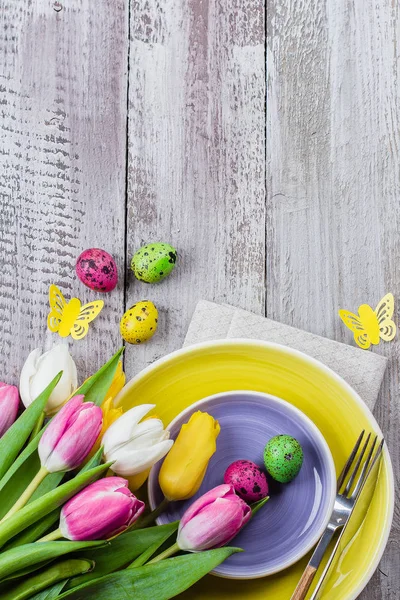 Накрытие Пасхального Стола Тюльпанами Разноцветными Перепелиными Яйцами Подарочной Коробкой Потрепанном — стоковое фото