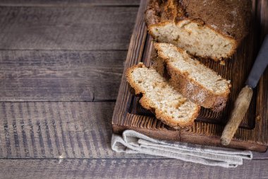 Arka plandaki tabloda, kopya alanı rustik ahşap tahta ev yapımı tarçın pasta ekmek