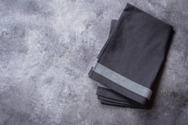 Gri Taş Masa arka planda gri mutfak havlusu. Kopya alanı ile Üstten Görünüm