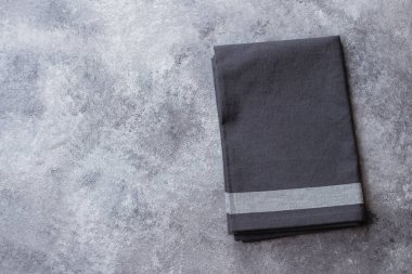 Gri Taş Masa arka planda gri mutfak havlusu. Kopya alanı ile Üstten Görünüm
