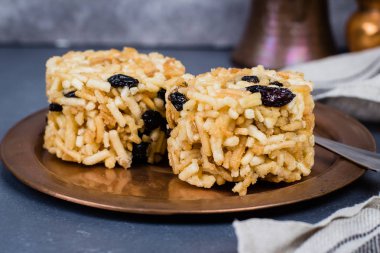 Doğu ya da Asya tatlılar (chak-chak) bal, Kuru üzüm ve taş beton tablo arka plan üzerinde ceviz ile