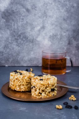 Doğu ya da Asya tatlılar (chak-chak) bal, Kuru üzüm ve taş beton tablo arka plan üzerinde ceviz ile. Kopya alanı