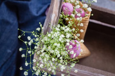 Bahar çiçekleri gözleme koni içinde
