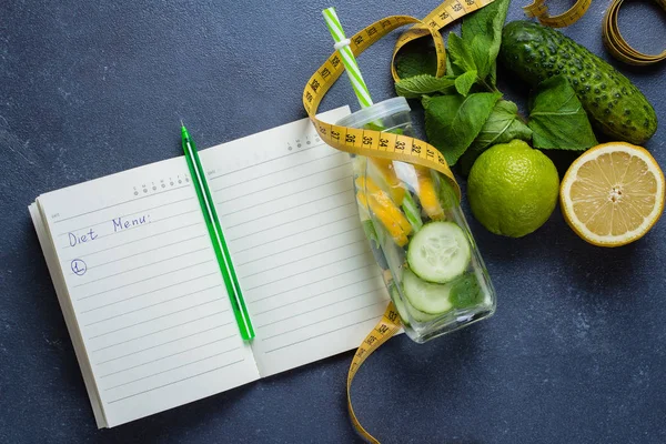 Portátil Blanck y agua de desintoxicación saludable — Foto de Stock