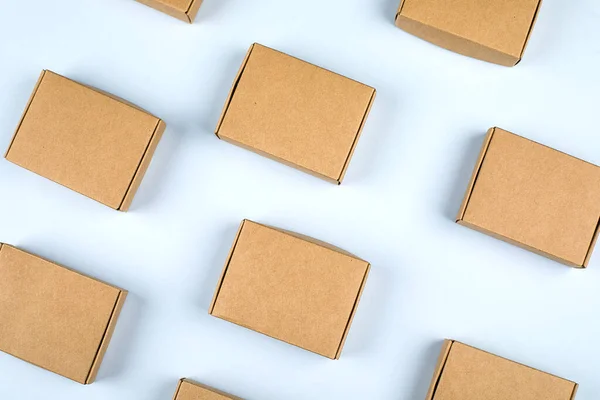 Papieren dozen op een lichte achtergrond. Bovenaanzicht, vlak. Zero waste concept, eco-geschenken — Stockfoto