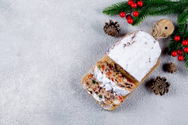 Ahşap tepside çimento kaplı bir Noel tablası. Geleneksel Noel tatlısı ve şenlikli süsleme. Üst görünüm, alanı kopyala