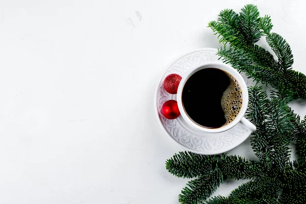 Tazza di caffè nero e ramo di abete rosso su sfondo bianco. Vista dall'alto, copia spazio — Foto Stock
