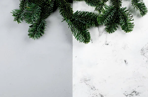 Karácsonyi fenyő szürke és márvány háttér. Felülnézet, lapos — Stock Fotó