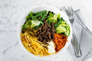 Mermer masa arka planında sağlıklı bir yemek kasesi. Lezzetli dengeli gıda konsepti. Üst görünüm, düz görünüm, kopyalama alanı