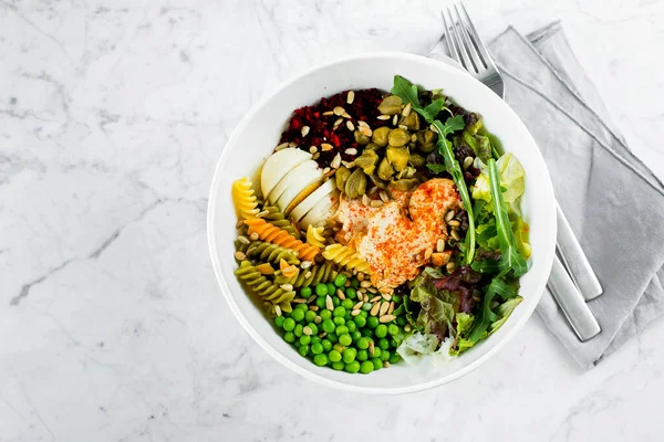 Comedor saludable. Pollo, pasta fusilli, alcaparras, mezcla de verduras , — Foto de Stock