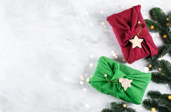 Zero Waste Weihnachtsgeschenke Konzept. Furoshiki Geschenke präsentieren Verpackung mit grünem und rotem Leinenstoff. umweltfreundliches, nachhaltiges Konzept. Draufsicht, flache Lage, Kopierraum — Stockfoto