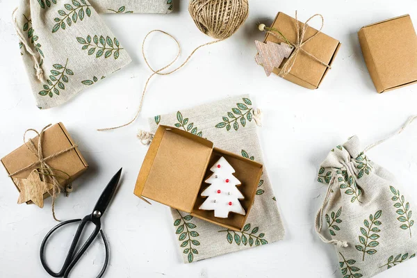 Sweet Present Ginger Cookies Cadeau Wrap Holiday Season Milieuvriendelijk Zero Waste Lifestyle. Ambachtelijke dozen en zakjes op witte achtergrond. Bovenaanzicht, flat lay, kopieerruimte — Stockfoto