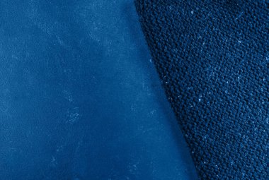 Mavi beton ve örgü yün dokusu. Renk 2020