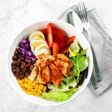 Tavuklu, yumurtalı, domatesli, marullu, mısırlı, kırmızı fasulyeli, kırmızı lahanalı. Temiz yemek ve beslenme konsepti. Uzayı kopyala, düz yat