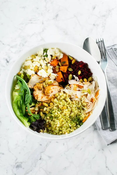 Cuenco de temporada de calabaza saludable. Ensalada con carne, queso, bulgur y verduras sobre fondo de mármol. Copiar espacio — Foto de Stock