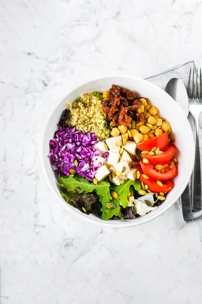 Cuenco de buddha vegetariano. Verduras crudas, tofu y bulgur en tazón blanco. Vegetariano, saludable, concepto de alimentos desintoxicantes. Vista superior — Foto de Stock