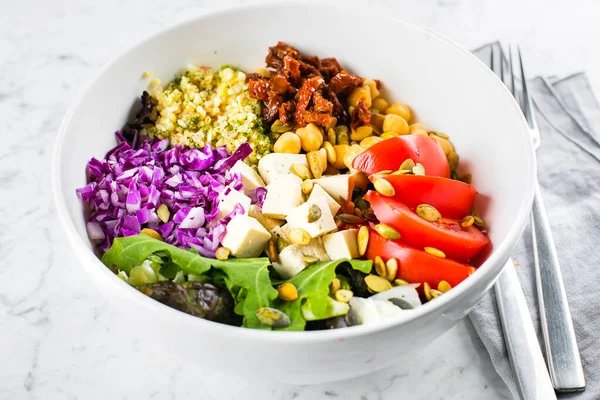 Cuenco de buddha vegetariano. Verduras crudas, tofu y bulgur en tazón blanco. Vegetariano, saludable, concepto de alimentos desintoxicantes, primer plano — Foto de Stock
