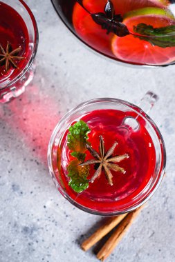 Ahşap masa zemininde baharatlar olan oryantal çilek kırmızısı çay