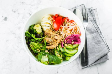 Ton balığı kasesi. Yeşil karışımlı salata, sebze, ton balığı ve tohum. Sağlıklı gıda konsepti. Üst görünüm