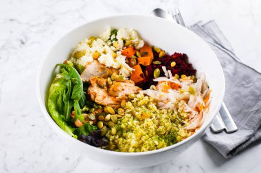 Sağlıklı yemek kasesi. Et, peynir, bulguru ve sebzeli salata. Yakın plan.