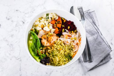 Sağlıklı yemek kasesi. Et, peynir, bulguru ve sebzeli salata. Üst görünüm