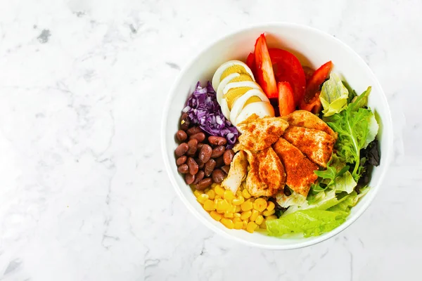 Clean food and dieting nutrition concept. Lunch bowl with chicke — Stock Photo, Image