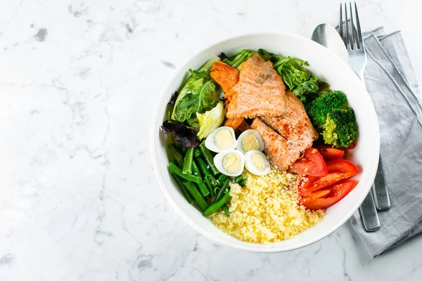 Refeição saudável, conceito keto food. Saladeira de peixe na mesa de mármore — Fotografia de Stock