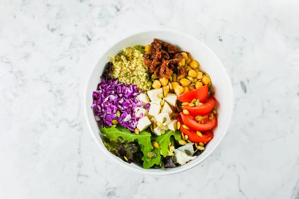 Cuenco de buddha vegetariano. Verduras crudas, tofu y bulgur en tazón blanco. Vegetariano, saludable, concepto de alimentos desintoxicantes — Foto de Stock