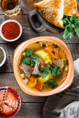 Asya çorbası shurpa, et ve sebze tabağında wooned masada. Üst görünüm