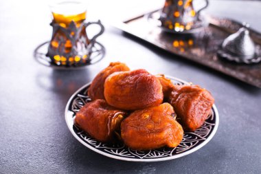 Ulusal plakalı kuru hurma mavi masada. Doğu tatlı, yemek.