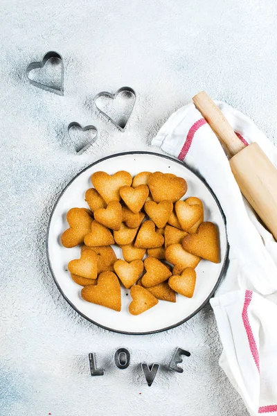 Plate with sweet cookies for Valentines day. Shortbread cookies in shape of heart. Top view, flat lay — 스톡 사진