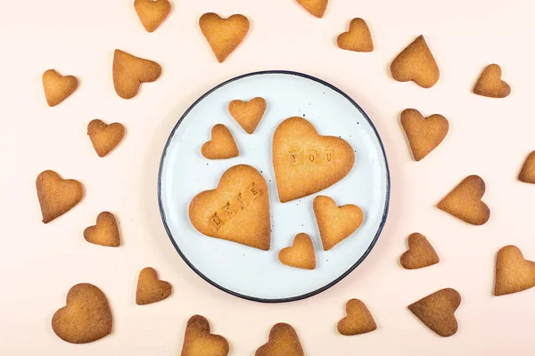 Plate with sweet cookies for Valentines day. Shortbread cookies in shape of heart. Top view, flat lay — 스톡 사진