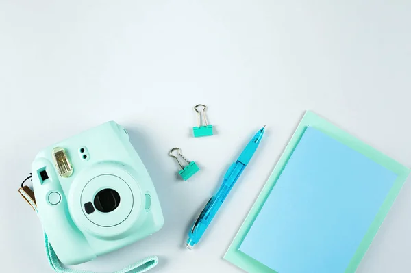 Moderne mini camera, school of collage accessoires op grijze achtergrond. Bovenaanzicht, platte lay style compositie. Fashion blogger, minimaal concept. — Stockfoto