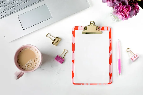 Witte Mode Vrouwelijke Home Office Werkplek Met Laptop Roze Bloemen — Stockfoto