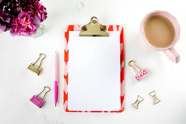 Witte Mode Vrouwelijke Home Office Werkruimte Met Roze Bloemen Kopje — Stockfoto