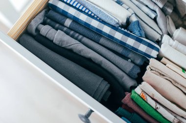 Doğal ışıkta katlanmış mutfak havlusunu dolap çekmecesine kapat. Oda temizliği, temizlik ve uzay organizasyonu konsepti. Üst Manzara. Sıfır atık