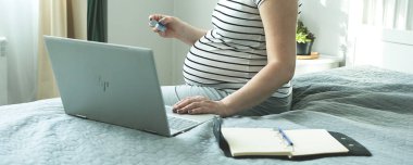 Ev ofisinden kredi kartıyla alışveriş yapan bir kadın. Kadın işi kavramı, online alışveriş, ev siparişi. Yaşam tarzı kavramı